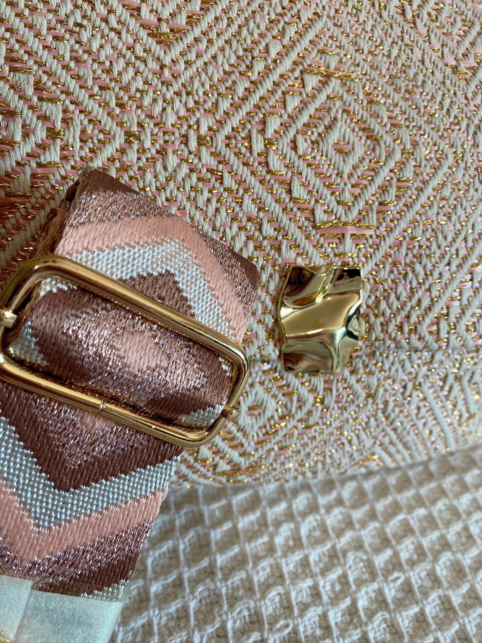 Bolso bandolera jacquard crema rosa y dorado con correa étnica  – photo 2